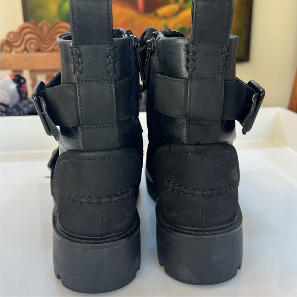 LIKE NEW! UGG leather black boots 😍 Size 8